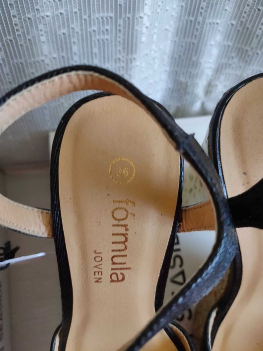 sandálias como novas para senhora cor preto e dourada