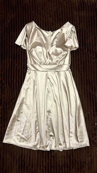 Vestido de festa dourado claro acetinado