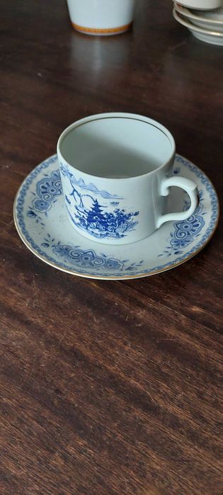 Chávena Vista Alegre – padrão azul e branco, com pires