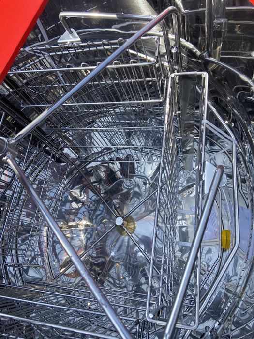 Медогонка нержавіюча на 4 рамки поворотна. Нова.