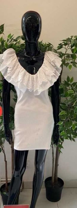 Zara, Sukienka biała, falbany hafty