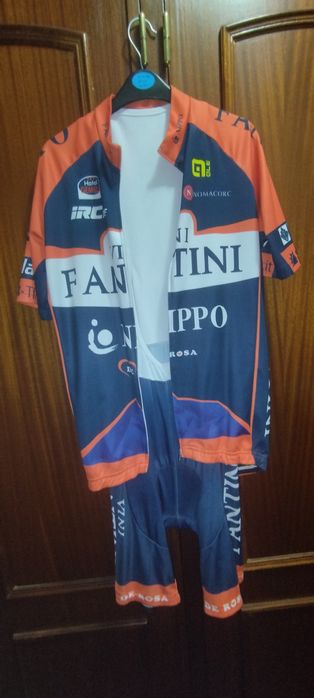 Bicicleta Btwin. Conjunto Jersey e calças. 
Con