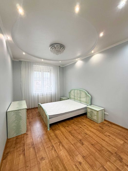 Продається простра квартира з ремонтом в центрі міста