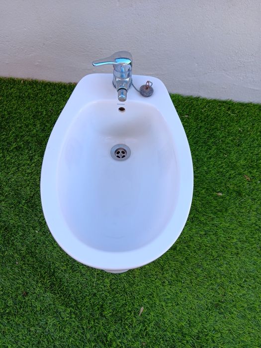 Bidé com torneira/lavatório de armário