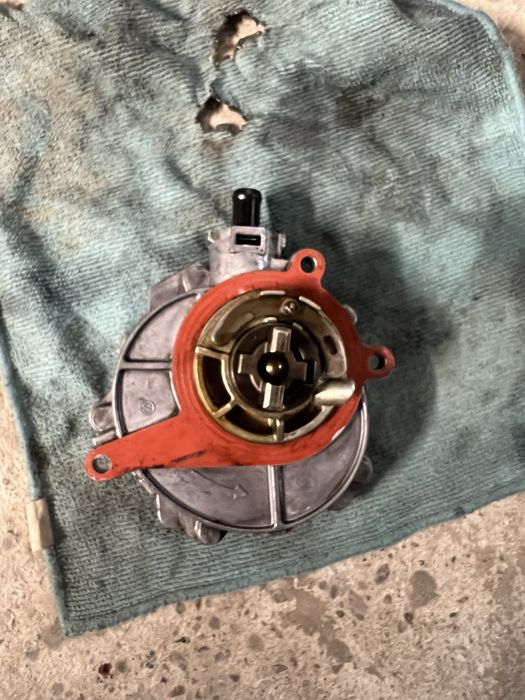 Вакуумний насос audi q7 оригінал б/у