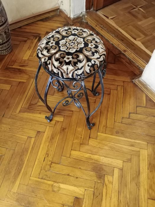 Стульчик на кованых ножках.