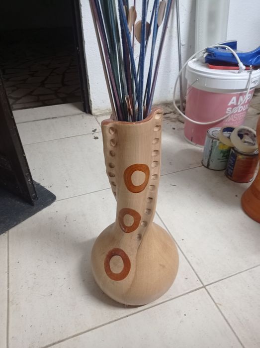 Jarrões novos e flores decorativas restos de loja