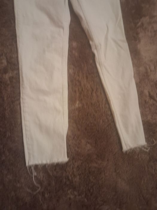 Biale dżinsy męskie pull bear