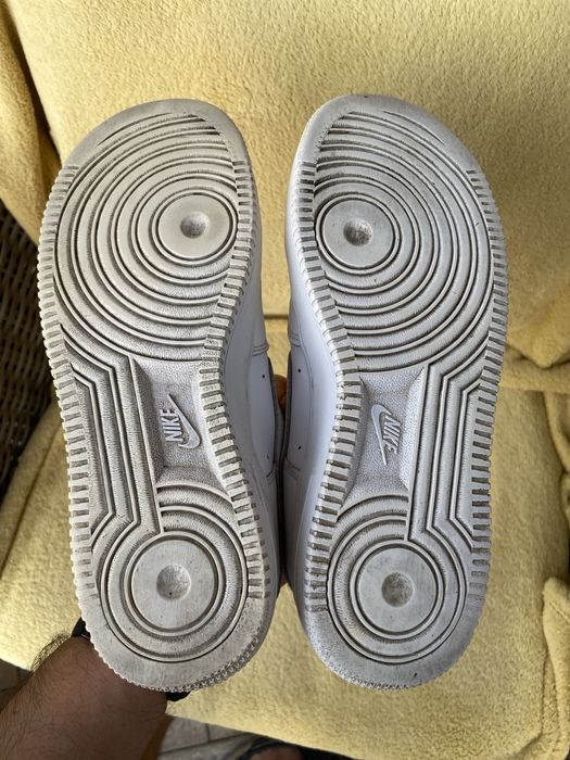 Białe sneakersy marki Nike Air Force 1