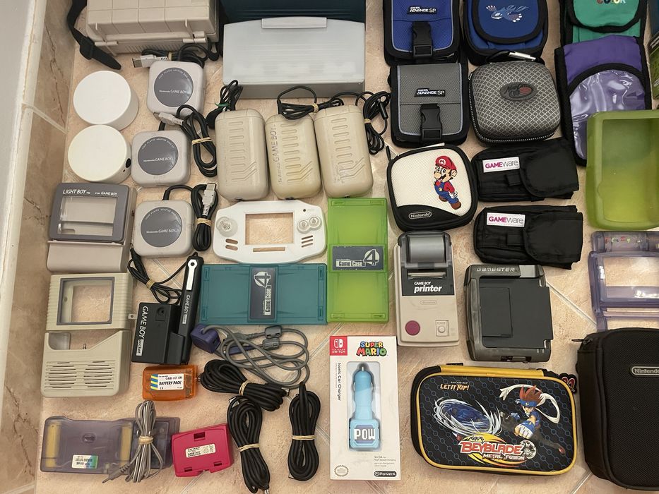 Conjunto de acessórios para Nintendo GameBoy.