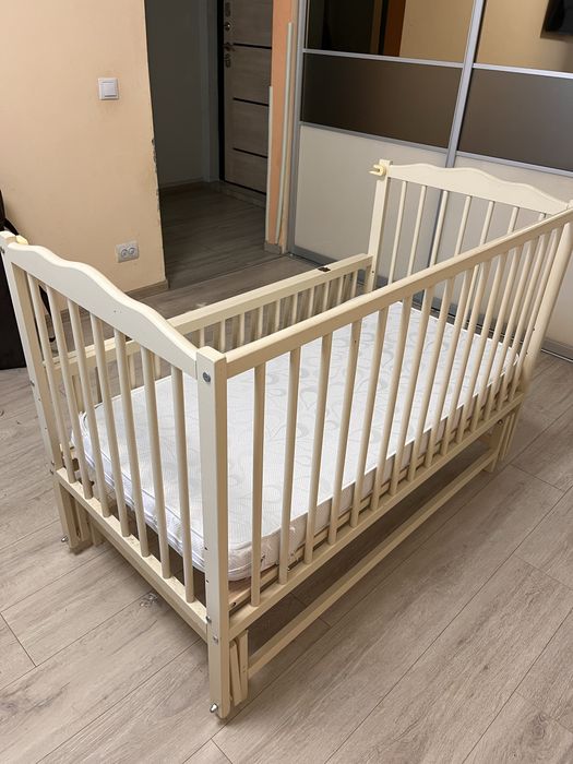 Дитяче дерев’яне ліжечко з маятником + матрац 120×60 см