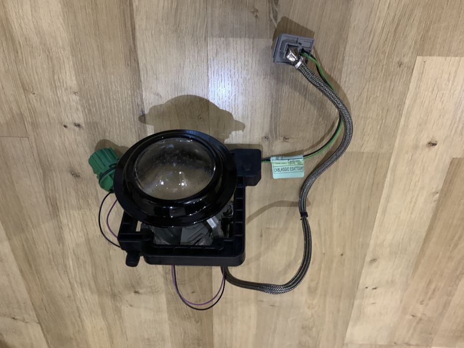 Лінза фари ксенон права Jeep Cherokee kl 2014-2018