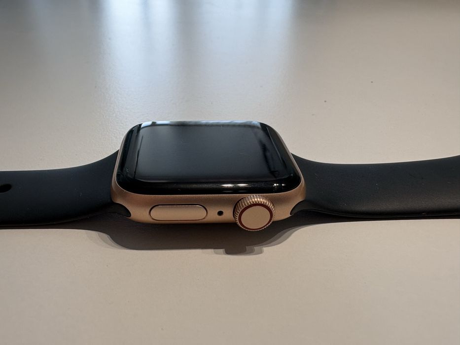 Золоті Apple Watch SE 2 40mm Gold Rose Cellular eSIM