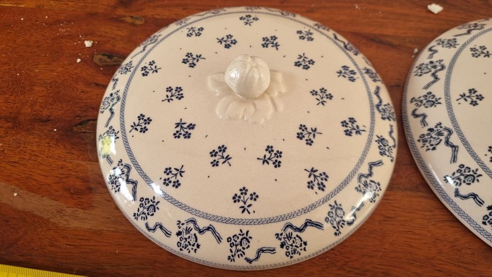 Dwie porcelanowe przykrywki do garnków wazy