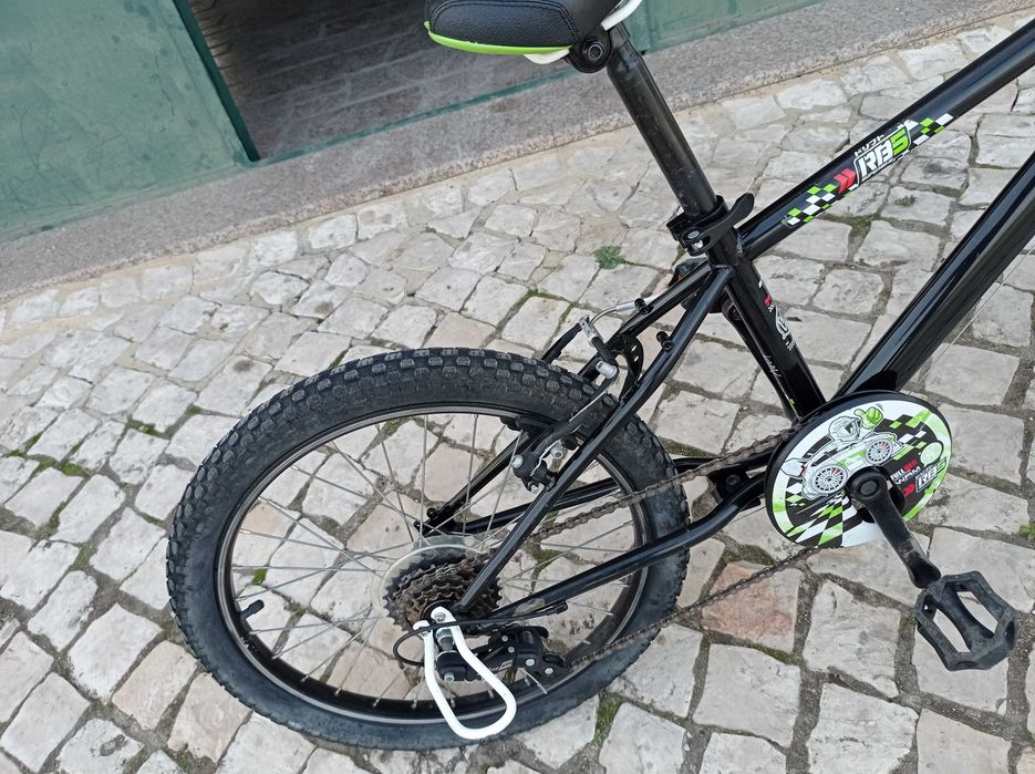 Bicicleta BTwin Criança com rodinhas de aprendizagem