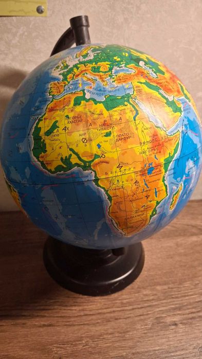 Глобус ідеальний стан висота 30,діаметр 20 см