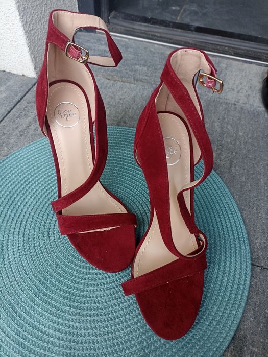 Sandałki na obcasie