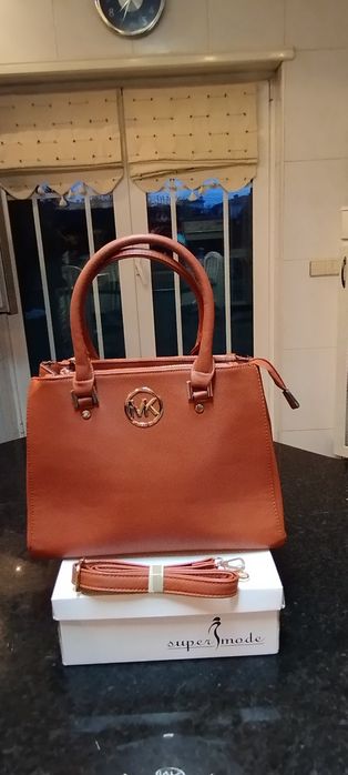 Bolsa nova . Com duas opções de uso a tiracolo ou à mão