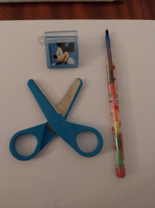 Conjunto Material Escolar com porta lápis Mickey, borracha, lápis, dispensador de fica cola, régua, esquadro, compasso e muito mais