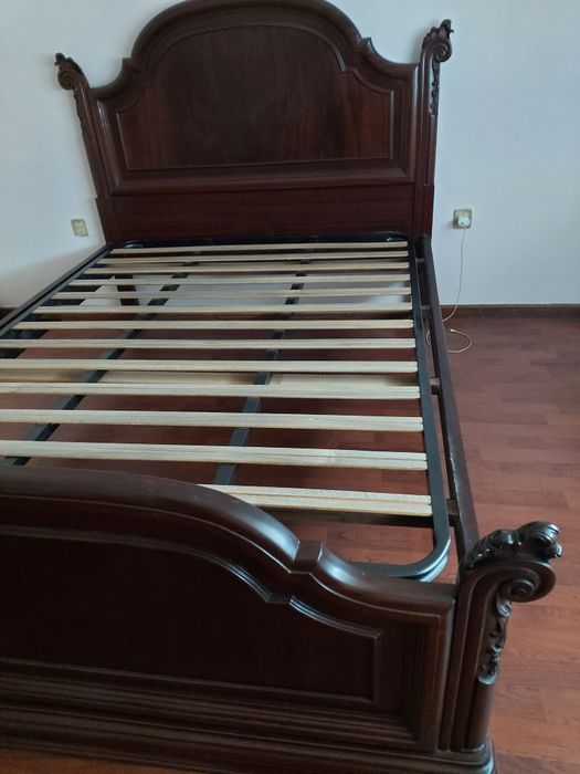 Cama de casal em mogno