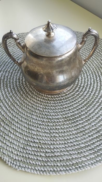 Jarra muito antiga, com tampa. Aproximadamente 15cm de altura. €10