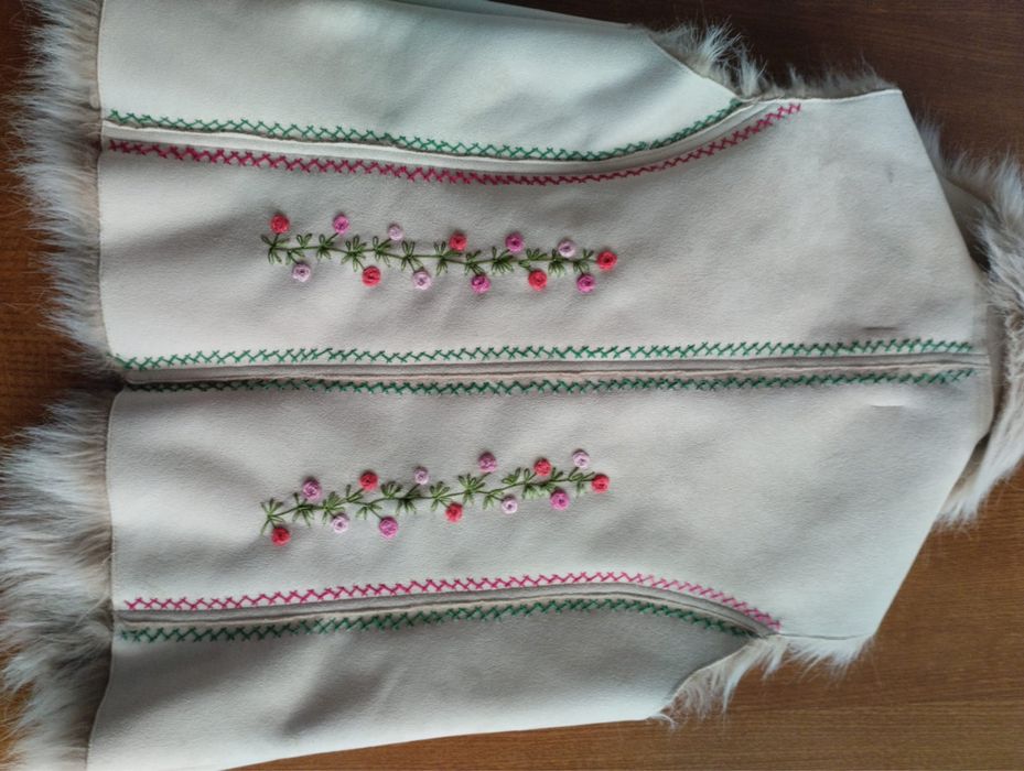 Sprzedam beżowy serdak/kamizelkę. Ręcznie haftowany.