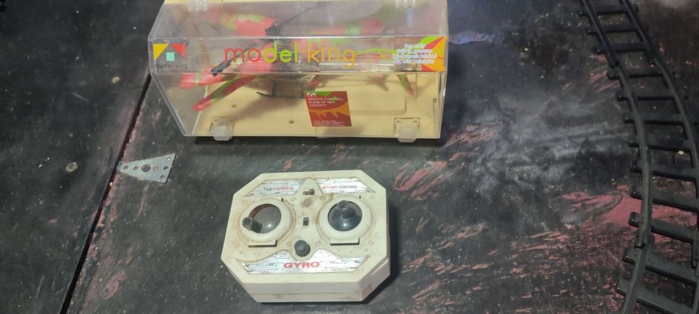 Залізна дорога - вертоліт на дистанційному керуванні.