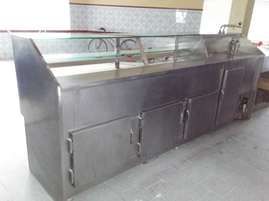 Balcão inox  a funcionar para desocupar