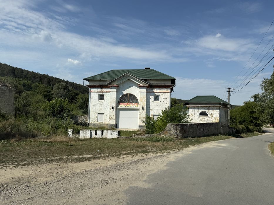 Мальовничий будинок в центрі села