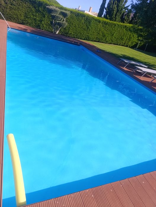 Limpeza e manutenções piscinas.