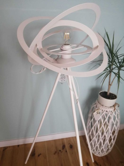 Lampa stojąca biała