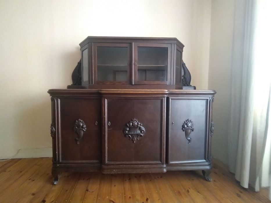 Zabytkowy kredens z kryształowymi szybkami