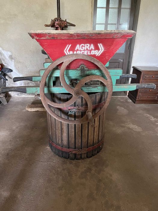 Prensa e ralador de uvas