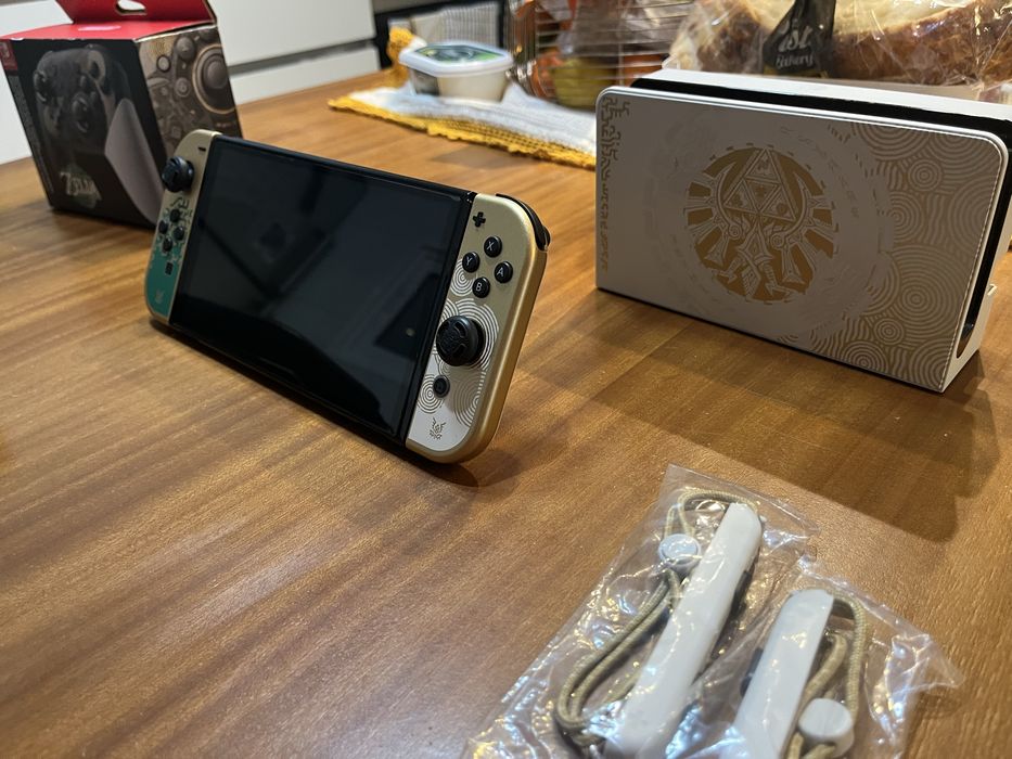 Nintendo Switch OLED Zelda TotK edition + acessórios