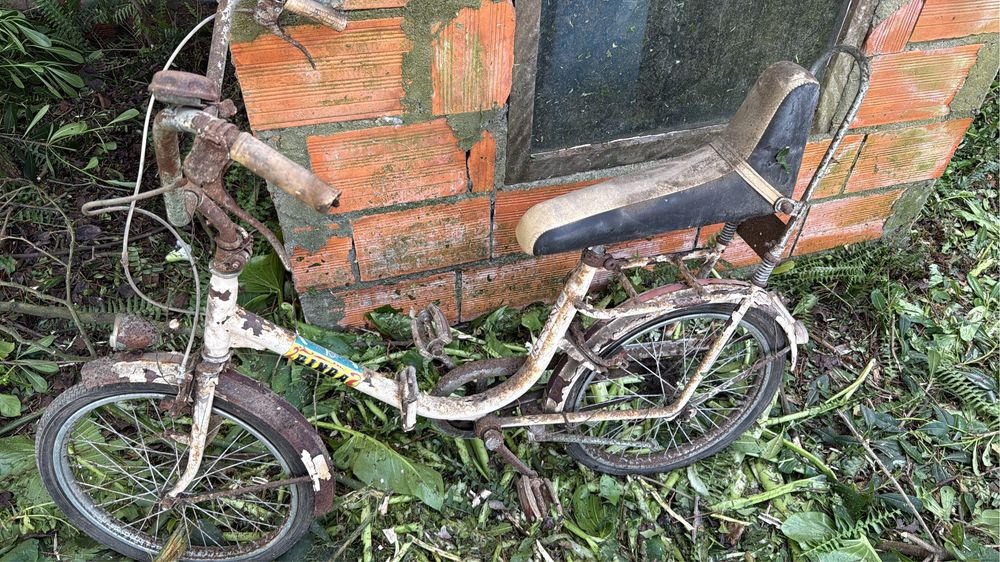 Bicicleta antiga para restauro