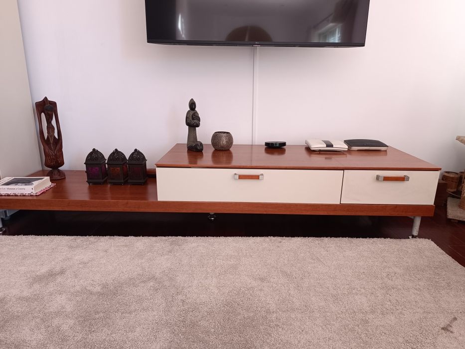 Móvel de sala  composto por duas gavetas e um móvel alto
