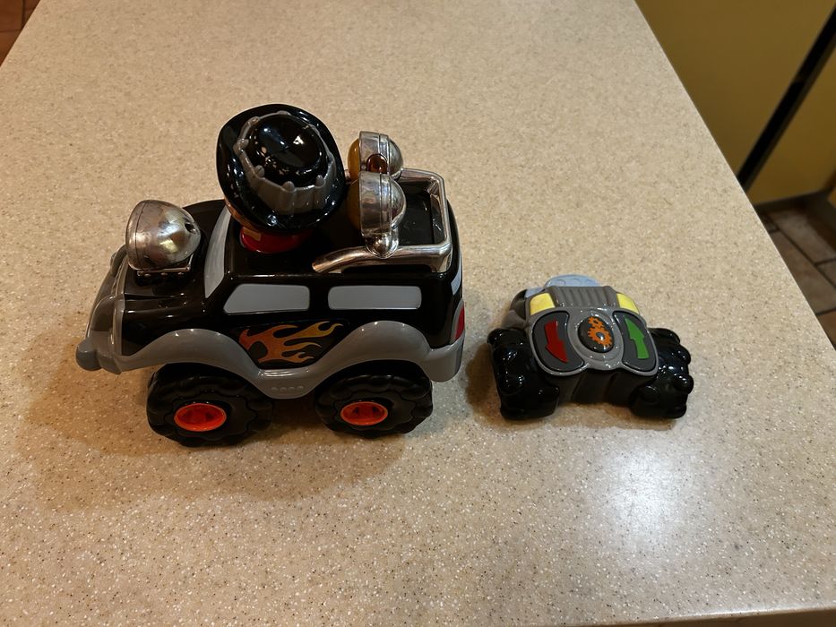 Машина на дистанционном управлении, б/у с музыкой и подсветкойу.