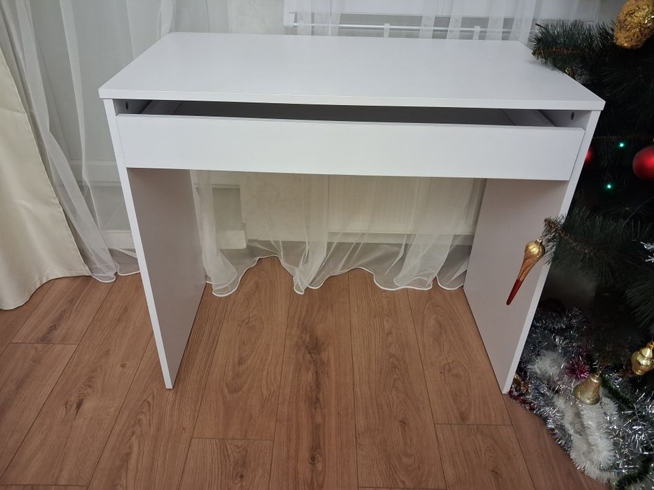 Стол  письменный  фирменный  стильный