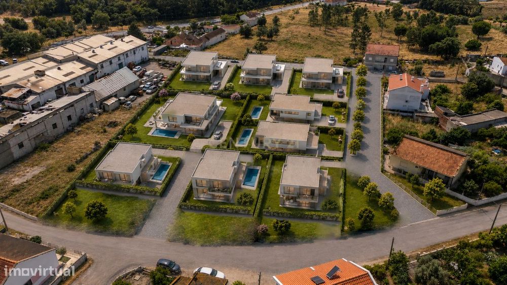 Plot of Land with Approved Residential Subdivision Project for 10 Lots, 20 Minutes from Lisbon