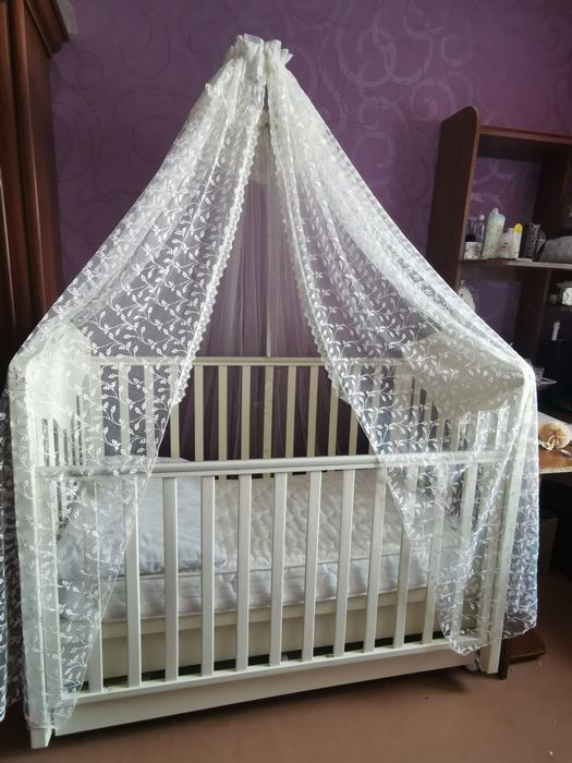 Дитяче ліжечко з маятником