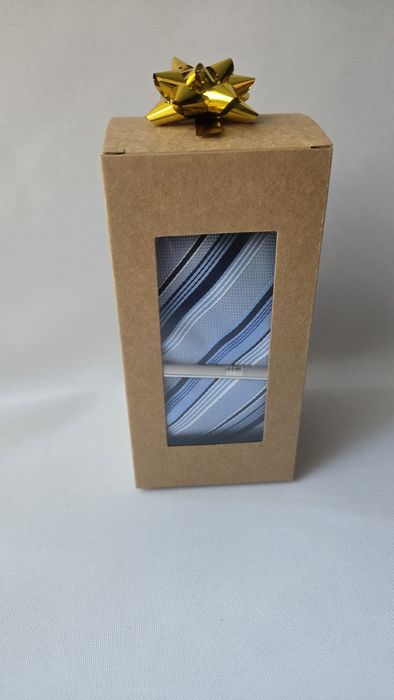 Klasyczna elegancja w nowoczesnym wydaniu - krawat w paski ze spinką