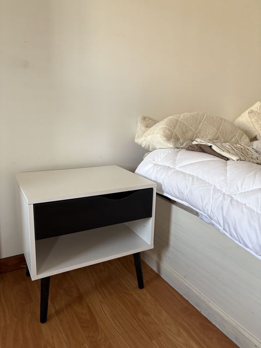 Mesas cabeceira preto e branco