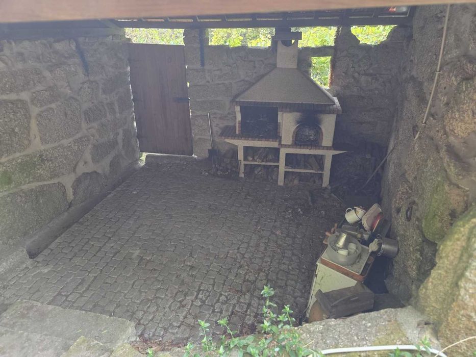 Quintinha com casa com 4 quartos e terreno amplo junto ao rio