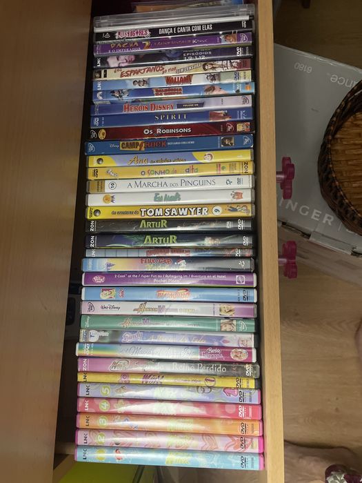 Enorme coleção de DVDs e VHS filmes infantis-ofereço leitor VHS