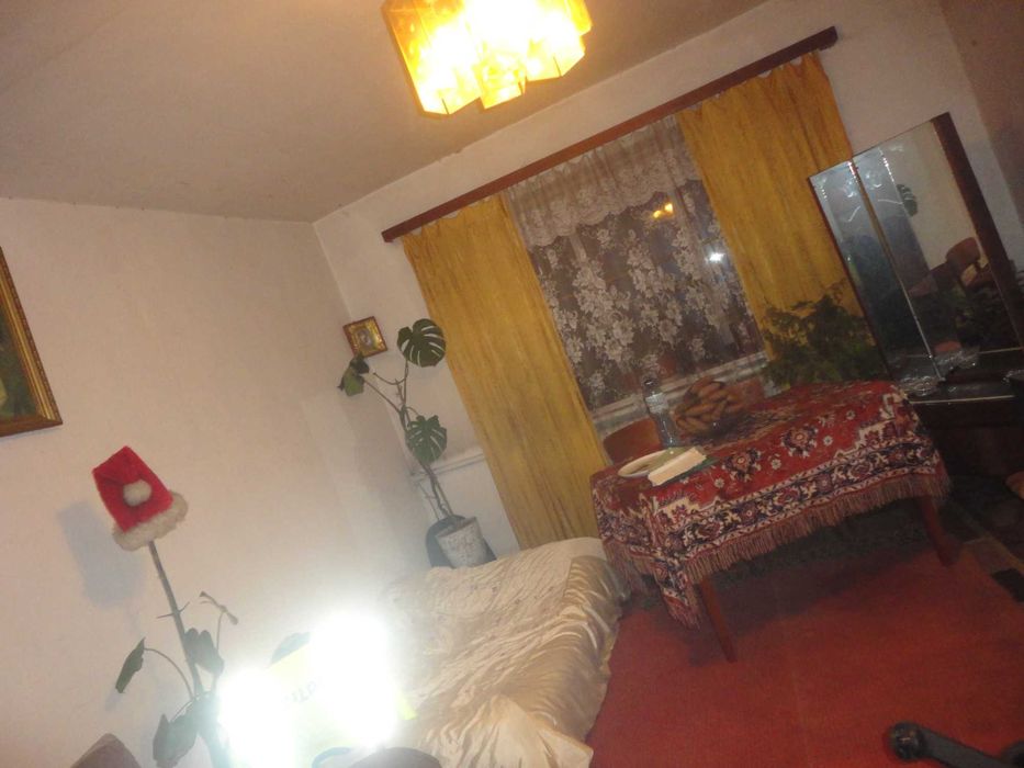 окрема кімната в оренду 20кв.м та гараж 25кв. м. в селі в будинку.