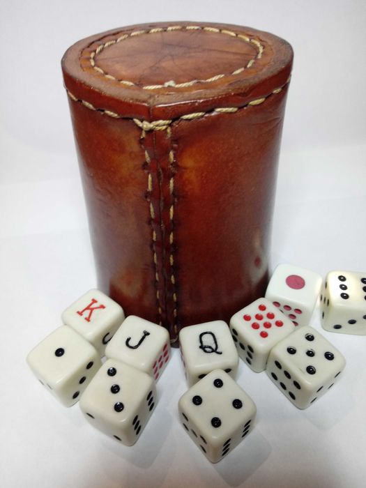 Copo em Cabedal para Jogos de dados