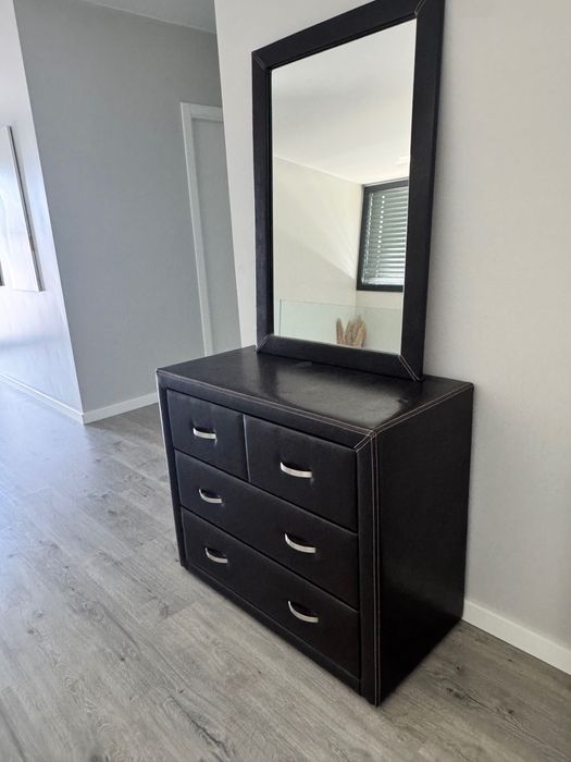 Comoda pele castanha com espelho