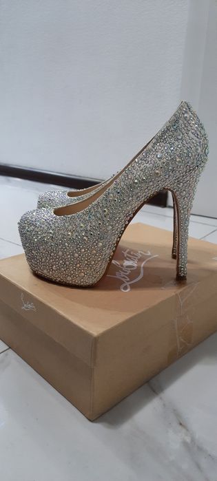 Лабутени туфлі на каблуках камінці