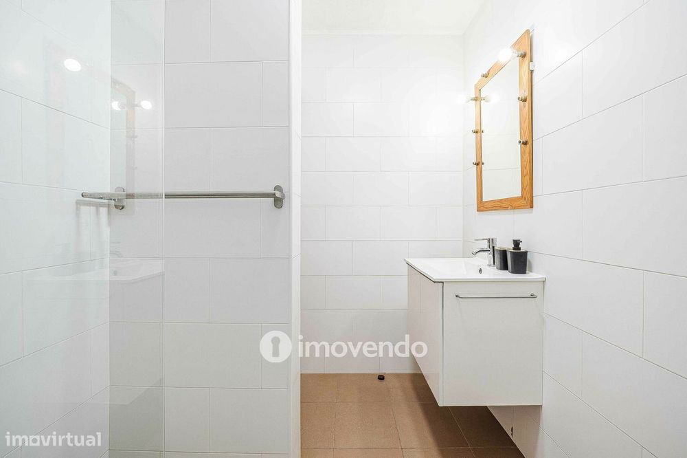 Apartamento T1 junto à praia, com estacionamento, Costa da Caparica