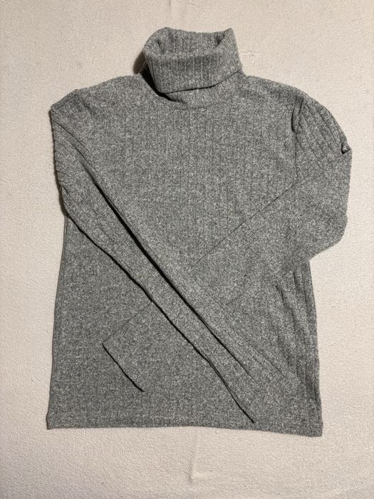Szary golf z miłego materiału